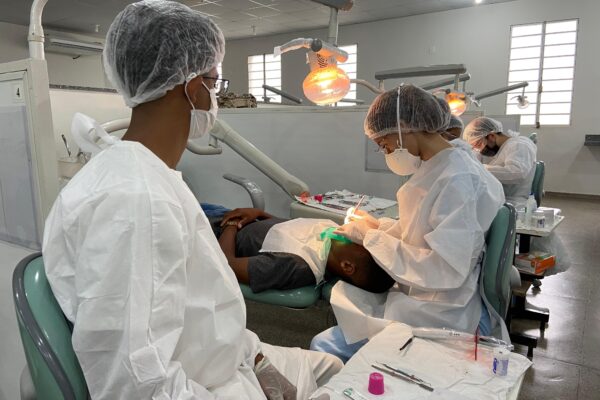 Unimontes realiza cerca de mil atendimentos odontológicos gratuitos por mês